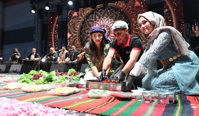 Urfa'nın Siyah Gülü ile Isparta'nın Pembe Gülleri Uluslararası Gül Festivalinde Muhteşem Şölen