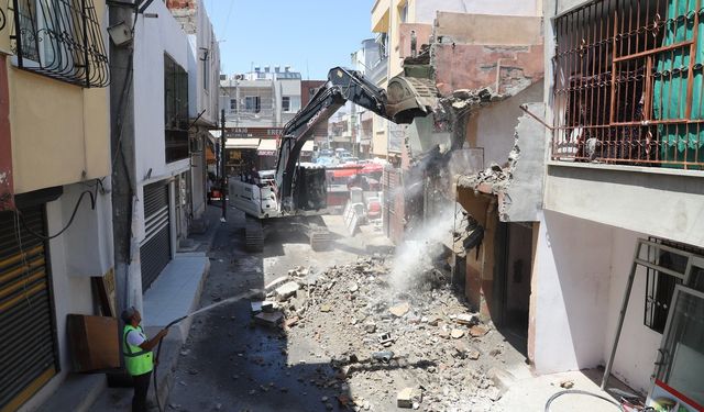 Akdeniz’de tehlikeli yapılar tek tek yıkılıyor