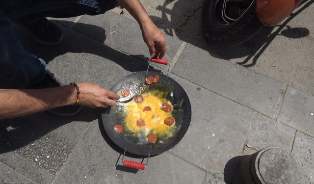 Kilis’te kavurucu sıcakta betonun üzerinde sucuklu yumurta pişirildi