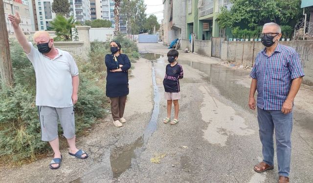 Adana’da 2 Yıldır Taşan Kanalizasyon Hayatı Felç Etti: Vatandaş Maskesiz Dışarı Çıkamıyor
