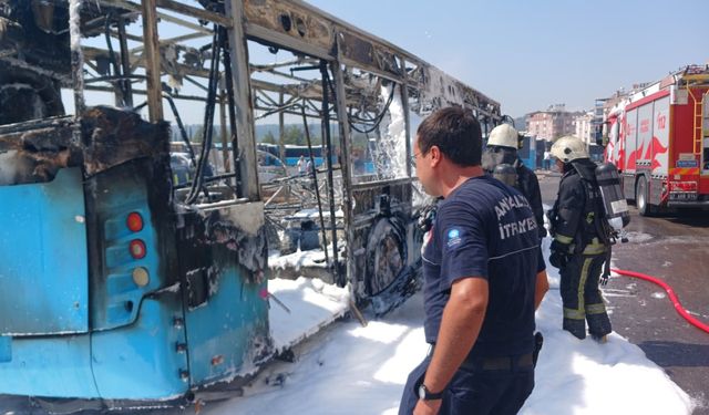 Antalya’da park halindeki otobüs alev alev yandı