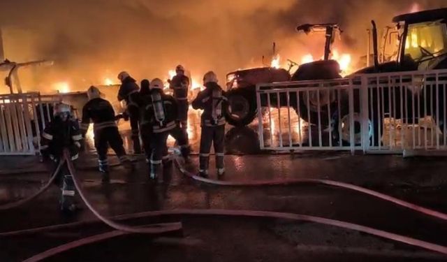 Diyarbakır'da gece yarısı alevlerle aydınlandı: 3 dükkan, 22 traktör yandı