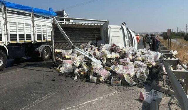 Gaziantep’te Lastik Patlayan Kamyonet Yan Yattı: 2 Yaralı