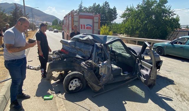 Kahramanmaraş'ta Tırın Çarptığı Otomobil Hurdaya Döndü: 1'i Ağır 2 Yaralı