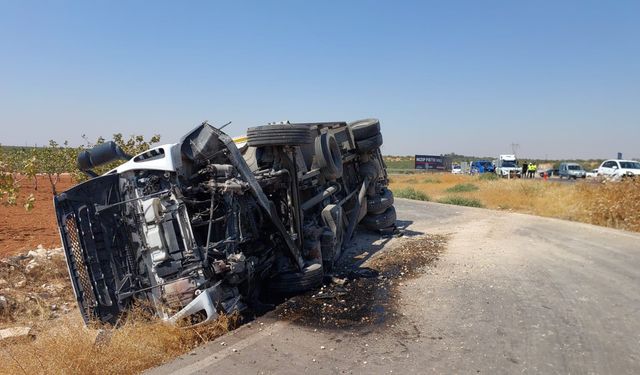 Nizip’te Kavşakta Feci Çarpışma: Kamyon Yan Yattı