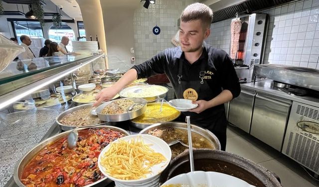 Eli Kalem Değil Kepçe Tuttu: 17 Yaşında 30 Çeşit Yemek Hazırlıyor