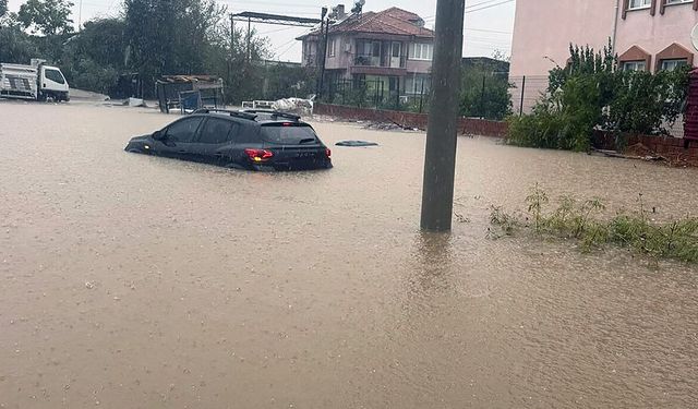 Muğla’da sağanak hayatı felç etti: Araçlar suya gömüldü