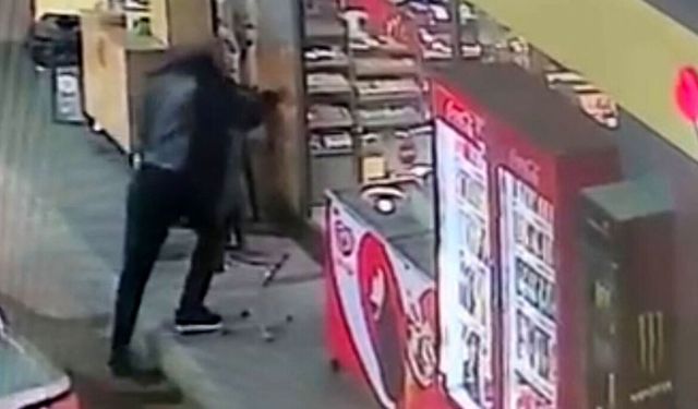 Mardin’de cam kapıya çarparak düşen kişi kamerada