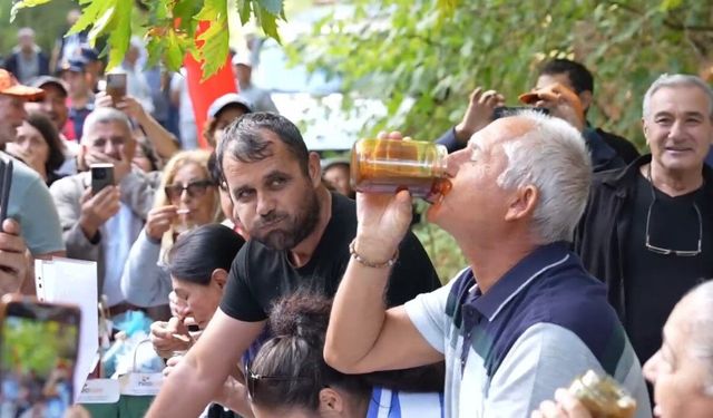 2 Dakikada 1 Kilo Kazdağı Balını Yiyen Yarışmacı İzleyenleri Şoke Etti