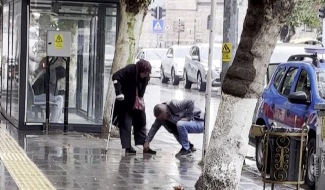 Hayırlı evlat annesinin çamurlu ayakkabısını yağmur suyuyla temizledi