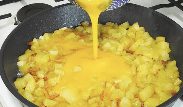 Sadece 2 Malzemeyle Hazırlanan Kahvaltılık: Patatesli Yumurta Tarifi