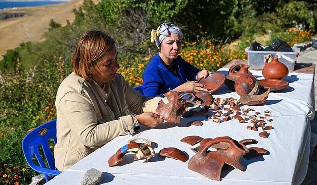 Van'daki Urartu Kalesinde tarihe yolculuk: Seramikler "yapboz" gibi birleştiriliyor