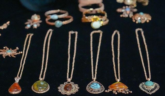 Eski bakır kablolar Diyarbakır'da "sıfır atık" temalı takılara dönüştü