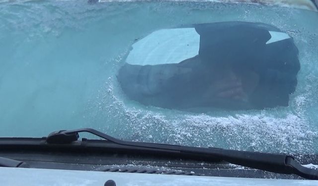 Kars eksi 13’ü gördü: Araç camları buz tuttu