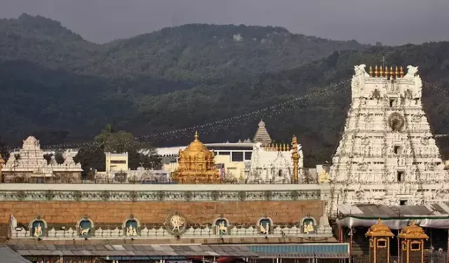 Hindistan'da tapınakta izdiham: 12 ölü