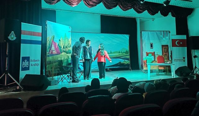 Afşin ve Göksun’da miniklere tiyatro keyfi: Ronnie – Göldeki Fısıltı sahnelendi