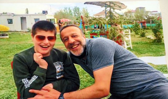 8 Yıldır Tek Başına Engelli Oğluna Babalık ve Annelik Yapıyor