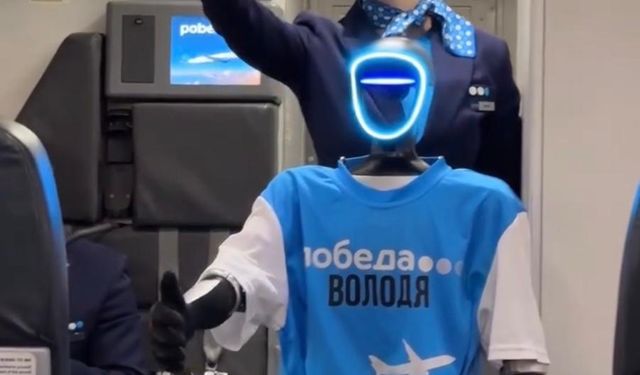 Dünyada Bir İlk: Uçakta Robot Memur Dönemi Başladı