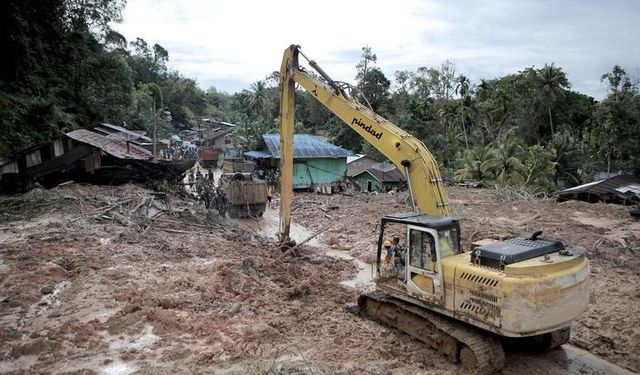 Endonezya’da sel ve toprak kaymasında can kaybı 303’e yükseldi