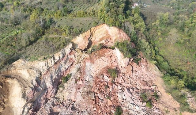Göçük altında kalan kamyon şoförü için arama kurtarma çalışmaları durduruldu