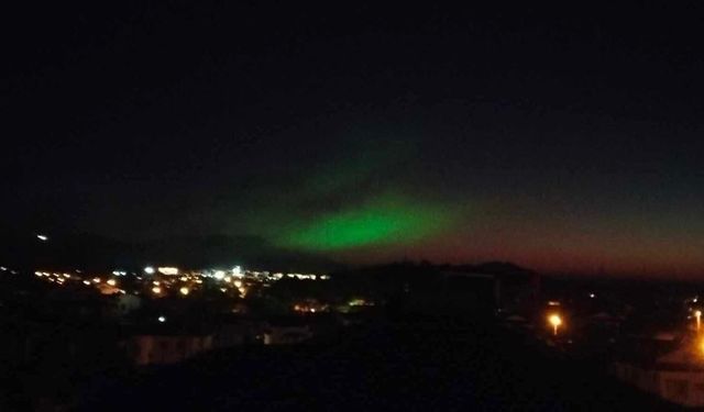 Gökyüzündeki mor ve yeşil ışık dikkat çekti