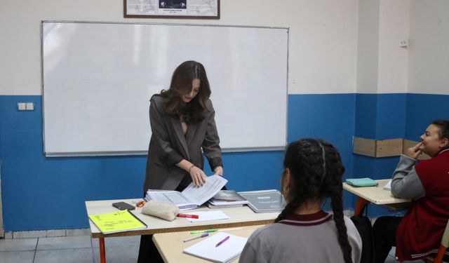 Mezun olduğu liseye öğretmen olarak döndü: “Bir zamanlar öğretmenimdi, şimdi iş arkadaşım”