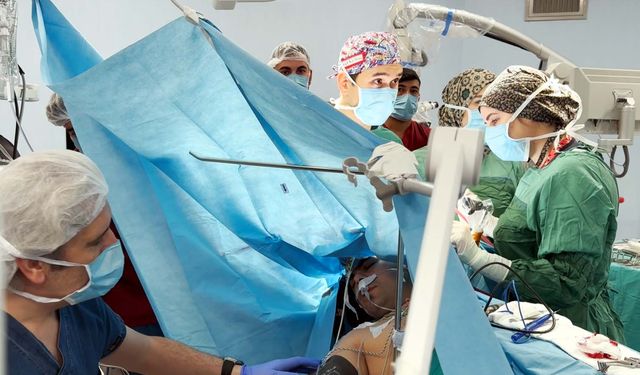 Uyanık beyin ameliyatı: 17 yaşındaki hastadan 3,5 saatte tümör alındı