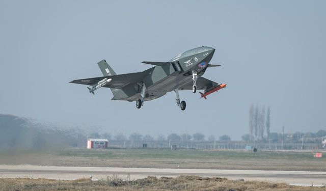 Bayraktar KIZILELMA "hava-hava" füzesiyle hedefi vurdu