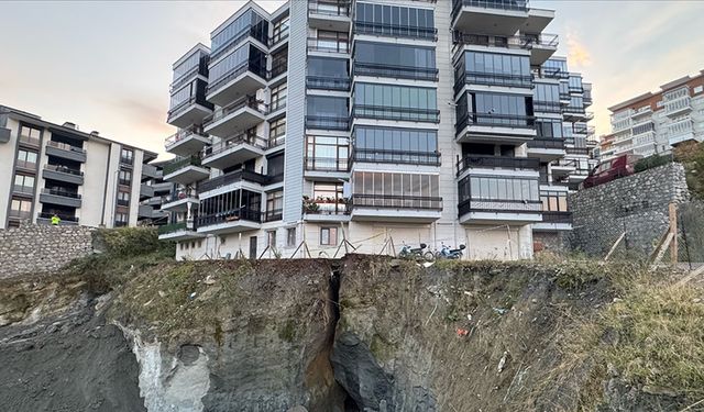 Bartın'da inşaat alanında yaşanan göçüğün ardından yan apartmanın sakinleri tahliye edildi