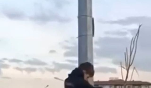 Çocukların bayrak hassasiyeti duygulandırdı.. Direğe böyle tırmandılar