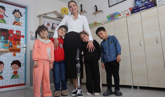 Depremde bacağını kaybeden genç öğretmen, öğrencileriyle hayata tutundu