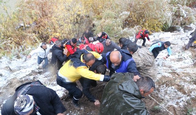 Hakkari’de sel sularına kapılan kamyonette 2 kişi hayatını kaybetti