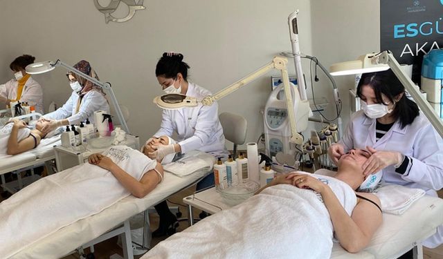 Kahramanmaraş’ta kuaför ve güzellik uzmanlarına uygulamalı eğitim