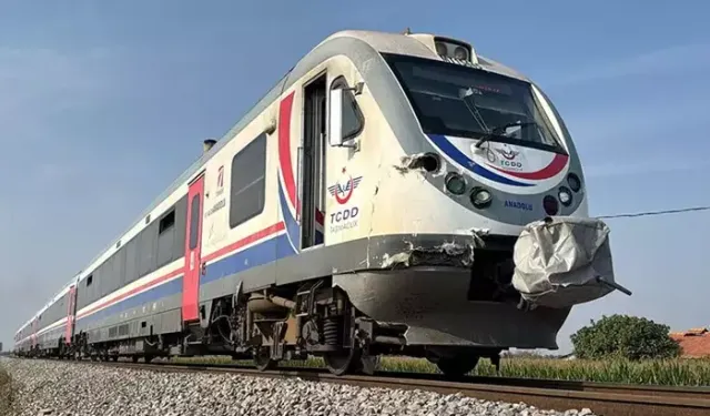 Manisa'da trenin çarptığı kamyonet ikiye bölündü