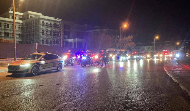 Şehit askerlerin cenazeleri, tören alanına götürüldü