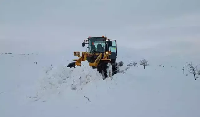 Sivas'ta 46 yerleşim yerinin yolu, kardan kapalı