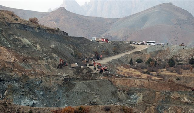 Sivas'ta demir madeni ocağında göçük altında kalan işçiyi arama çalışmaları yeniden başladı