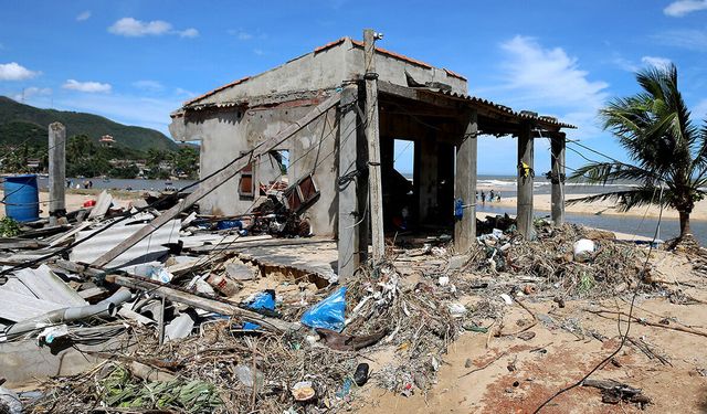 Vietnam'ı vuran Kalmaegi Tayfunu'nda 5 kişi hayatını kaybetti