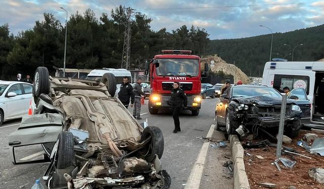 Kahramanmaraş’ta kafa kafaya çarpışma: Araç takla attı, 1 yaralı