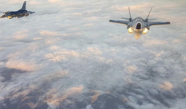 ABD’ye ait F-16 savaş uçağı California’da düştü: Pilot kurtuldu