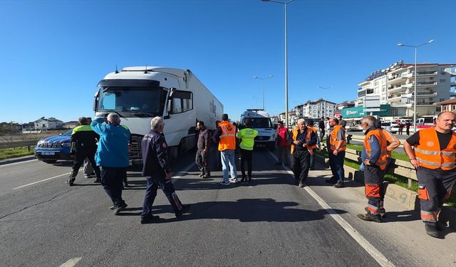 Antalya’da tırın çarptığı Karayolları işçisi hayatını kaybetti