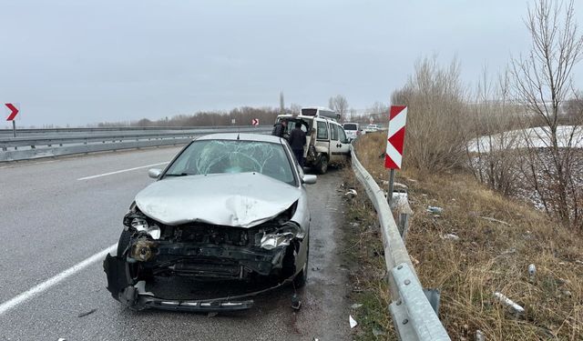 Bariyerlere Çarpan Araçtan İnenlere Otomobil Çarptı: 5 yaralı