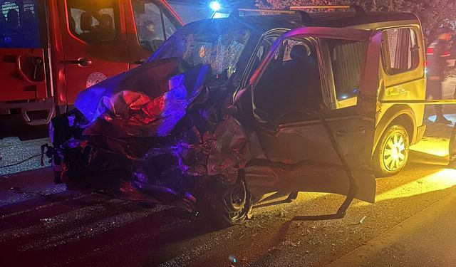 Otomobil ile hafif ticari araç çarpıştı: 3 ölü, 2 yaralı