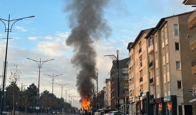 Park halindeki minibüs alev alev yandı