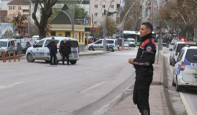 Taksi durağında kendisini tabanca ve bıçakla yaraladı
