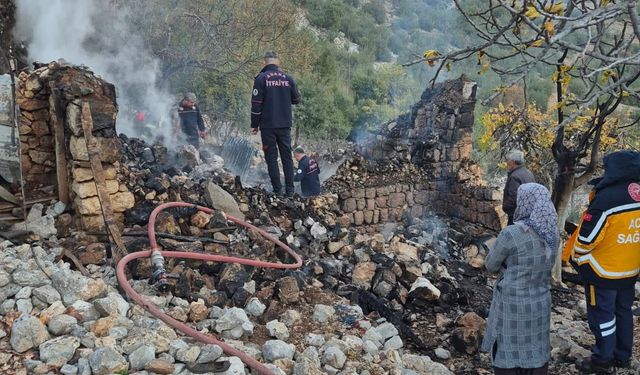 Yanan ev çöktü; tek başına yaşayan Alzheimer hastası aranıyor