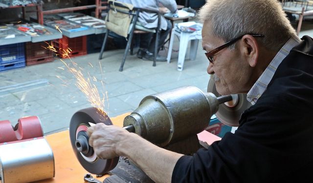 Antalya’da bıçak bileme ustası mesleğini yaşatıyor, 50-60 bin liraya çırak bulamıyor