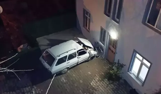 Apartman duvarına çarpan otomobilde sürücü yaralandı, eşi öldü