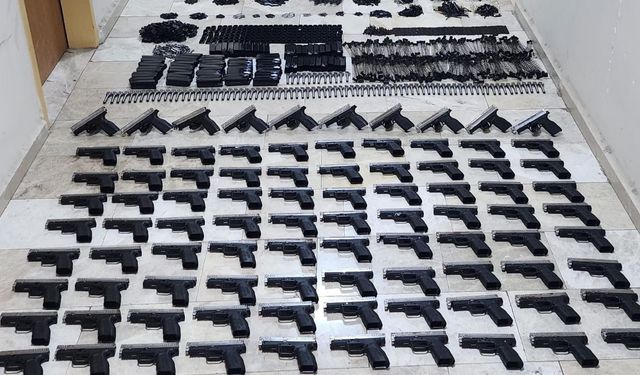 Bagajdan silah deposu çıktı: 90 ruhsatsız tabanca ele geçirildi