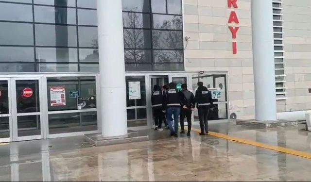 Ehliyet sınavında kopya düzenekleriyle yakalanan 7 aday tutuklandı